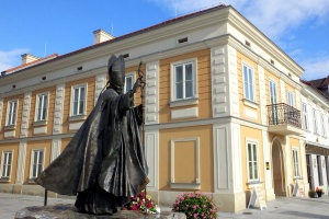 rynek w wadowicach, muzeum dom rodzinny ojca świętego jana pawła drugiego, na pierwszym planie pomnik papieża.